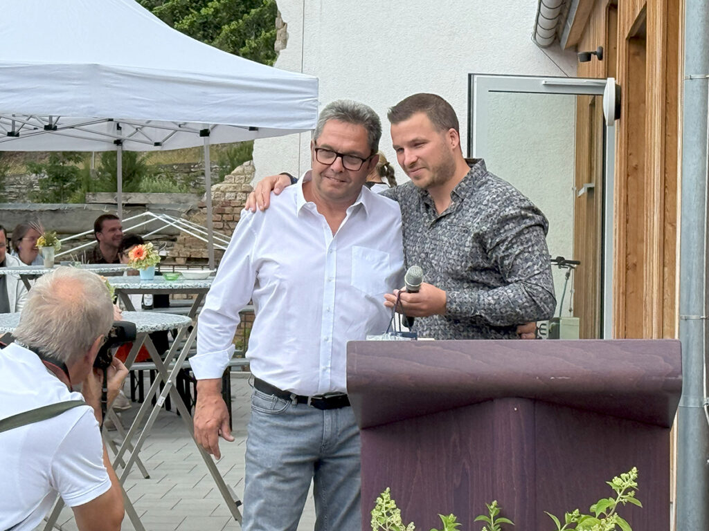 Kümmerer Rolf Schmitt und Dernaus Bürgermeister Fuhrmann freuen sich über das gelungene Ergebnis der neuen Dorfmitte