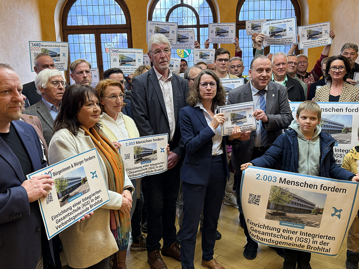 Über 2.000 Unterschriften für die Einrichtung einer IGS im Brohltal wurden an die Landrätin übergeben.